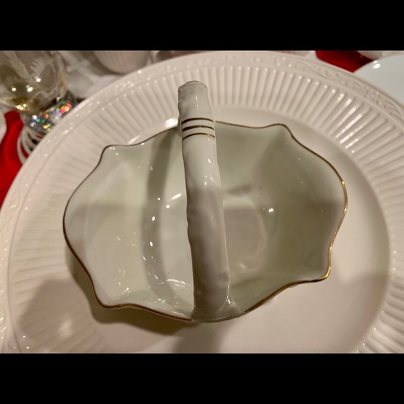 LN BONE CHINA COLLECTABLE BASKET. SIMPLY BEAUTIFUL & SWEET 💕18K GOLD TRIM. - Picture 3 of 10